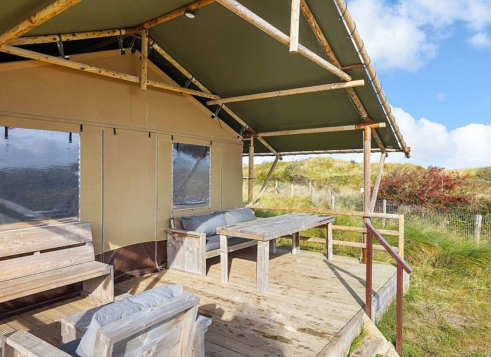 6-person glamping lodge Sluftervallei on Texel, located in the nature of De Cocksdorp.