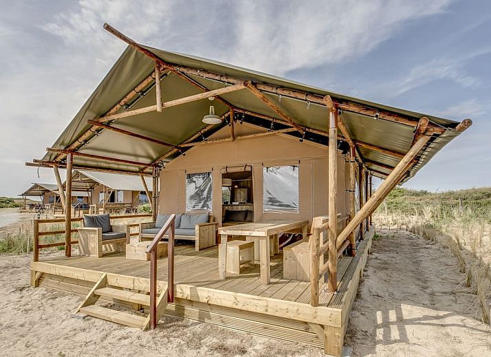 6-person glamping lodge Sluftervallei on Texel, located in the nature of De Cocksdorp.