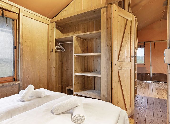 Charming safari tent Sluftervallei in De Cocksdorp, Texel, surrounded by sand and dunes.