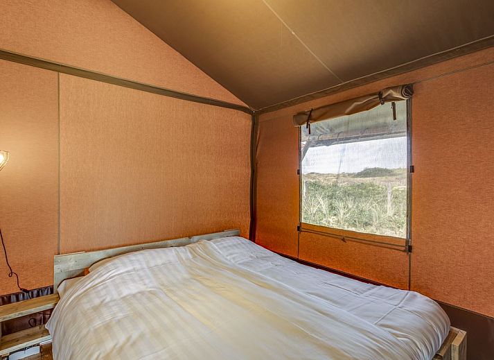 Spacious living room in Sluftervallei glamping lodge, Texel, overlooking nature.