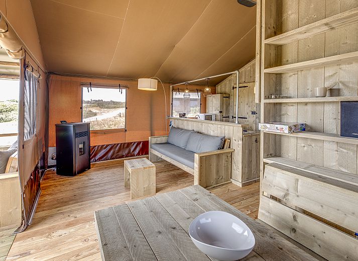 Spacious living room in Sluftervallei glamping lodge, Texel, overlooking nature.