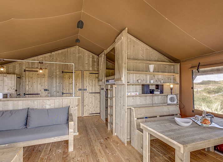 Interior space of safari tent Sluftervallei on Texel, ideal for a relaxing stay.