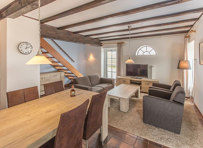 Type T-4 vakantiehuis in De Cocksdorp, Texel met rieten dak en groene omgeving.