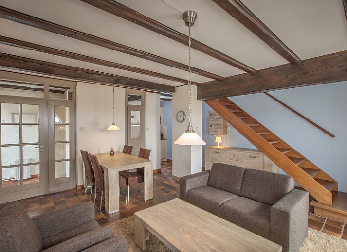 Type T-4 vakantiehuis in De Cocksdorp, Texel met rieten dak en groene omgeving.