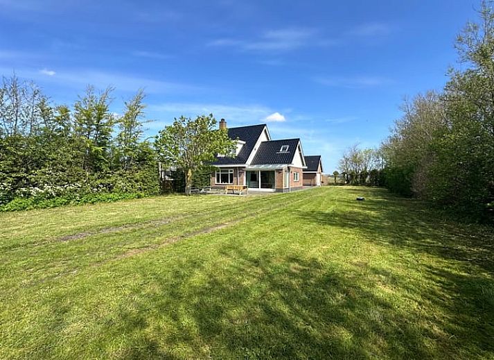 Spacious lawn at Holiday home in De Cocksdorp, Texel, Wadden Islands, perfect for outdoor activities.