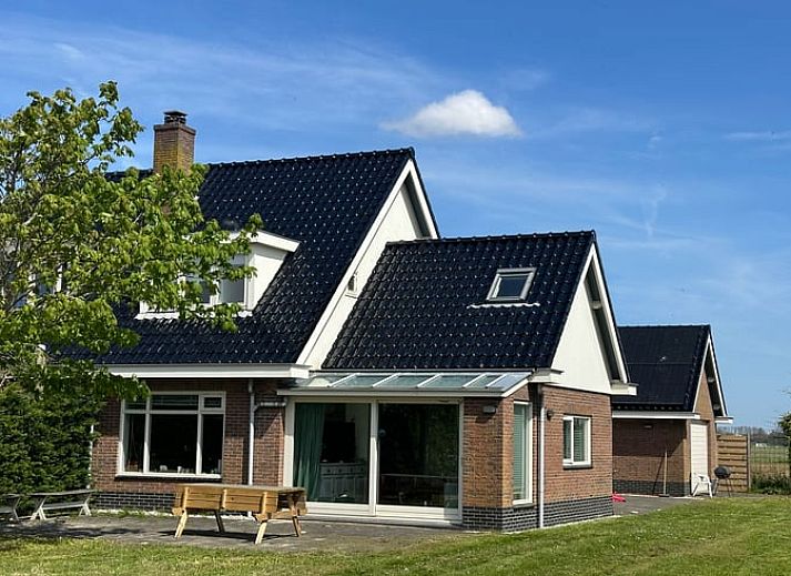 Spacious lawn at Holiday home in De Cocksdorp, Texel, Wadden Islands, perfect for outdoor activities.