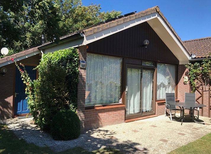 Ferienhaus Slufterhoek 128 in De Cocksdorp Texel mit sonniger Terrasse und gruener Umgebung.