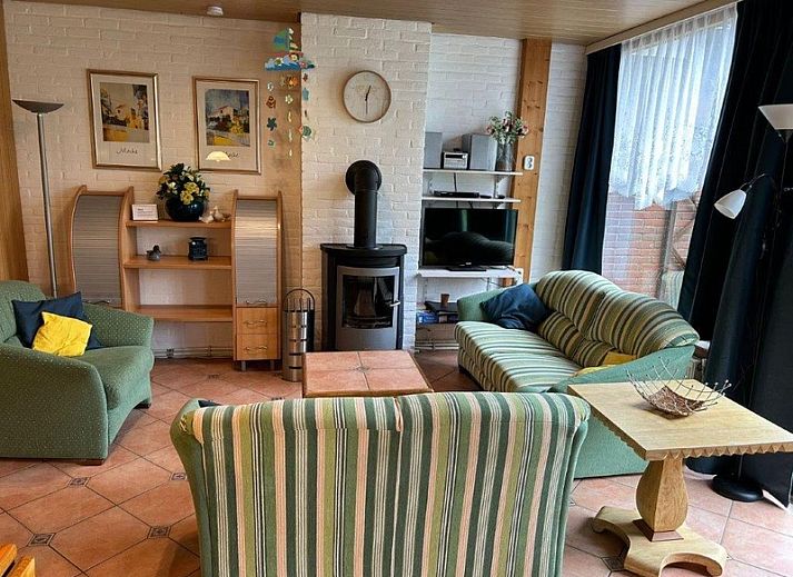 Ferienhaus Slufterhoek 128 in De Cocksdorp Texel mit sonniger Terrasse und gruener Umgebung.