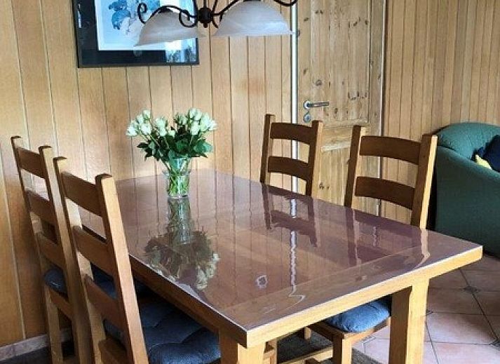 Gemuetliches Wohnzimmer des Ferienhauses Slufterhoek 128 in De Cocksdorp Texel mit bequemen Sitzgelegenheiten.