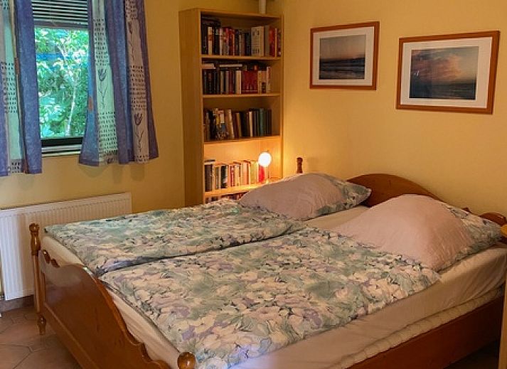 Gemuetliches Wohnzimmer des Ferienhauses Slufterhoek 128 in De Cocksdorp Texel mit bequemen Sitzgelegenheiten.