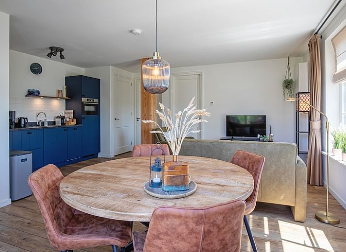 Ausreichend Parkplaetze am Appartement A, das in dem ruhigen Dorf De Cocksdorp auf Texel liegt, ideal fuer einen Inselurlaub.