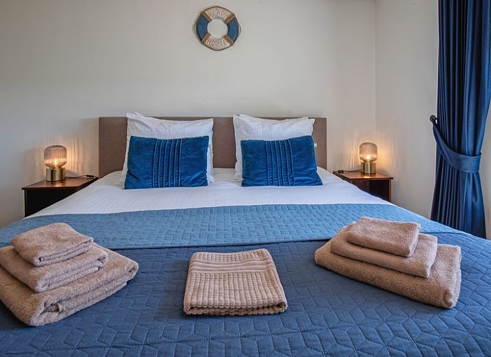 Ausreichend Parkplaetze am Appartement A, das in dem ruhigen Dorf De Cocksdorp auf Texel liegt, ideal fuer einen Inselurlaub.