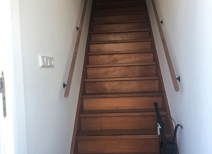 Stijlvolle eetruimte in Appartement C, De Cocksdorp, Texel met houten tafel en moderne keuken.