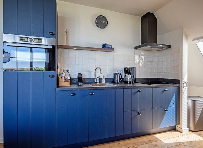 Uitzicht op de voorgevel van Appartement C in De Cocksdorp, Texel, omgeven door natuur.