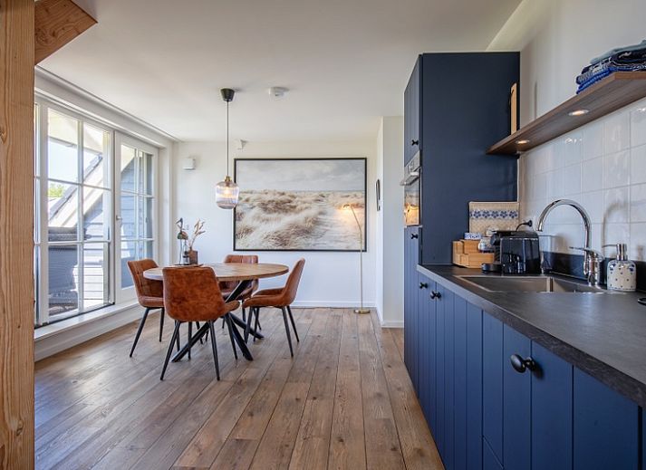 Uitzicht op de voorgevel van Appartement C in De Cocksdorp, Texel, omgeven door natuur.