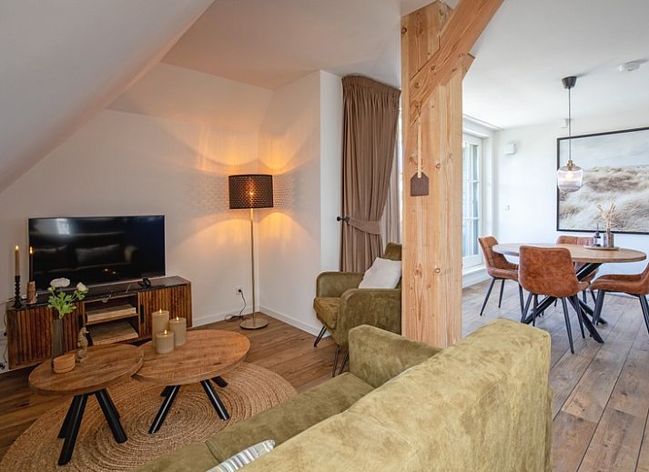 Uitzicht op de voorgevel van Appartement C in De Cocksdorp, Texel, omgeven door natuur.