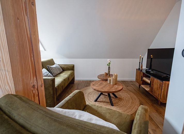 Uitzicht op de voorgevel van Appartement C in De Cocksdorp, Texel, omgeven door natuur.