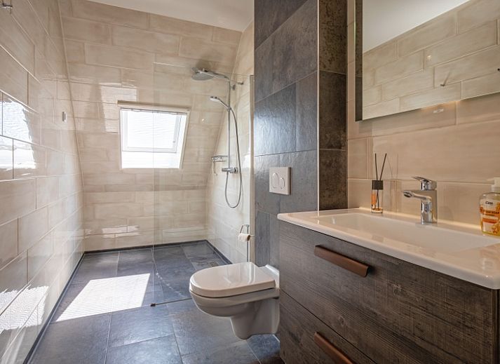 Ruim terras bij Appartement C, De Cocksdorp, Texel, ideaal voor buiten dineren.