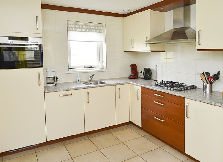 Gemuetliches Wohnzimmer des Ferienhauses Plexat in De Cocksdorp, Texel mit Blick auf den Garten