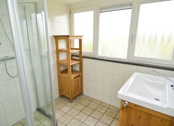 Gemuetliches Wohnzimmer des Ferienhauses Plexat in De Cocksdorp, Texel mit Blick auf den Garten