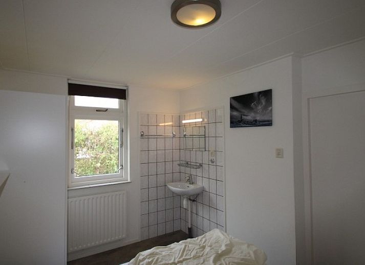 Gemuetliches Wohnzimmer im Bungalow Tamarisk 164 - Bartje, De Cocksdorp, Texel mit bequemem Sofa und viel Tageslicht.