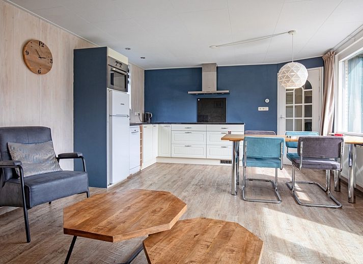 Bungalow Tamarisk 206 in De Cocksdorp, Texel mit sonniger Terrasse und offenen Tueren zum Garten.