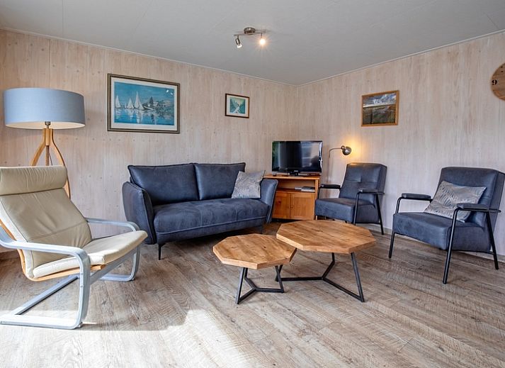 Bungalow Tamarisk 206 in De Cocksdorp, Texel mit sonniger Terrasse und offenen Tueren zum Garten.