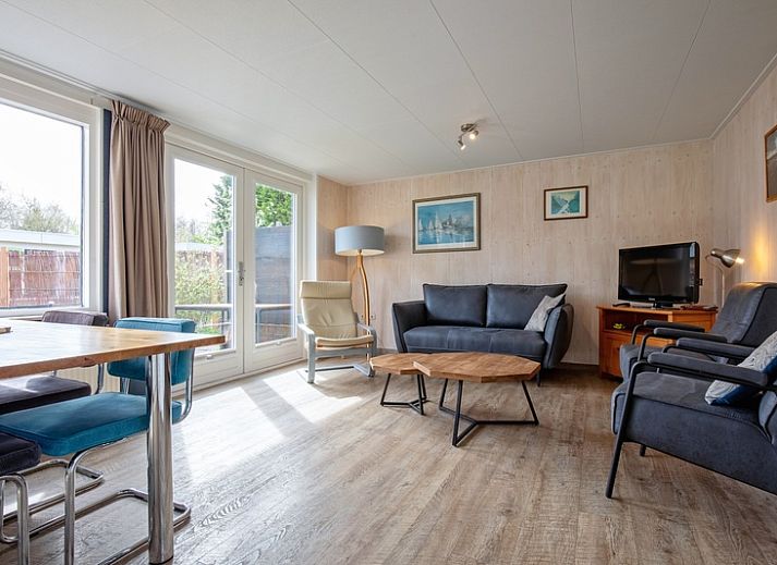 Gemuetliches Wohnzimmer von Bungalow Tamarisk 206 in De Cocksdorp, Texel mit moderner Kueche und Essbereich.