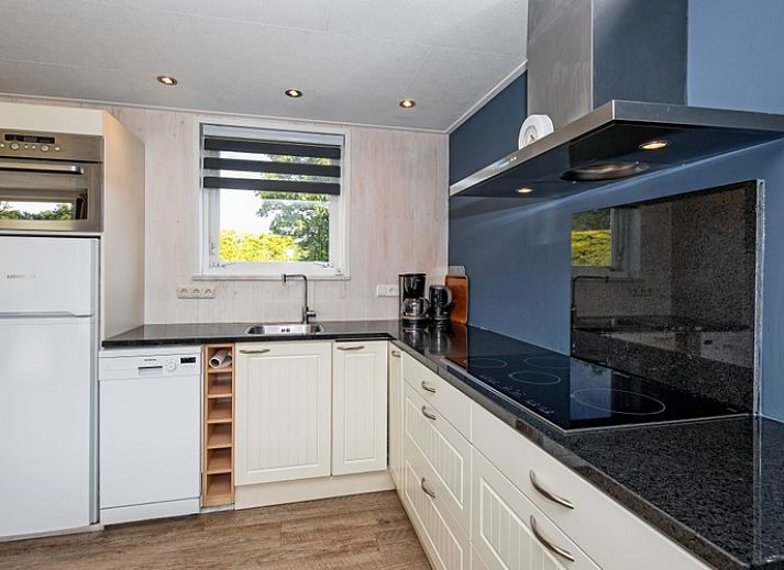 Gemuetliches Wohnzimmer von Bungalow Tamarisk 206 in De Cocksdorp, Texel mit moderner Kueche und Essbereich.