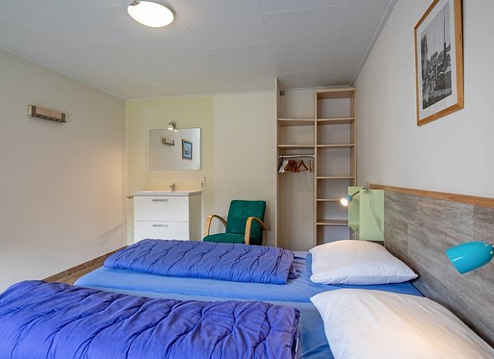 Gemuetliches Wohnzimmer von Bungalow Tamarisk 206 in De Cocksdorp, Texel mit moderner Kueche und Essbereich.