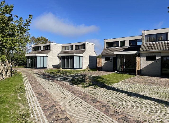 Gezellige woonkamer van Vakantiehuis 34A in De Cocksdorp Texel met moderne inrichting.