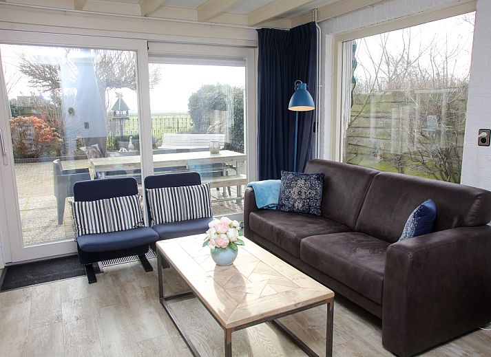 Geraeumiger Garten mit Liegestuehlen im Ferienhaus Blom & Co in De Cocksdorp, Texel.