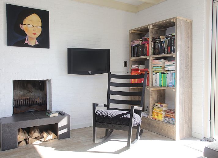 Geraeumiger Garten mit Liegestuehlen im Ferienhaus Blom & Co in De Cocksdorp, Texel.