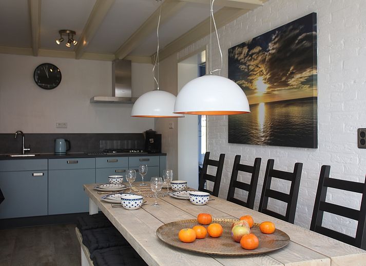 Geraeumiger Garten mit Liegestuehlen im Ferienhaus Blom & Co in De Cocksdorp, Texel.