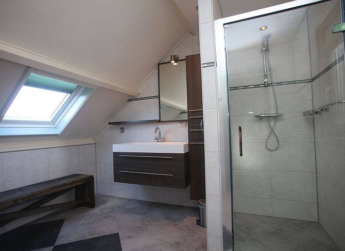 Geraeumiger Garten mit Liegestuehlen im Ferienhaus Blom & Co in De Cocksdorp, Texel.