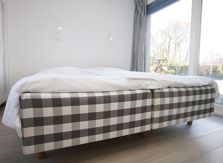 Geraeumiger Garten mit Liegestuehlen im Ferienhaus Blom & Co in De Cocksdorp, Texel.