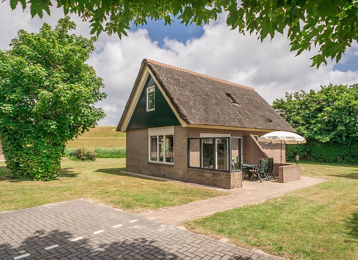 Bungalow De Witte Hoek 6 Pers. in De Cocksdorp, Texel met charmant rieten dak en zonnig terras.