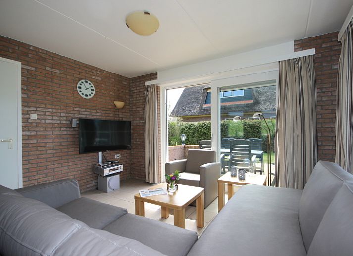 Bungalow De Witte Hoek 6 Pers. in De Cocksdorp, Texel met charmant rieten dak en zonnig terras.