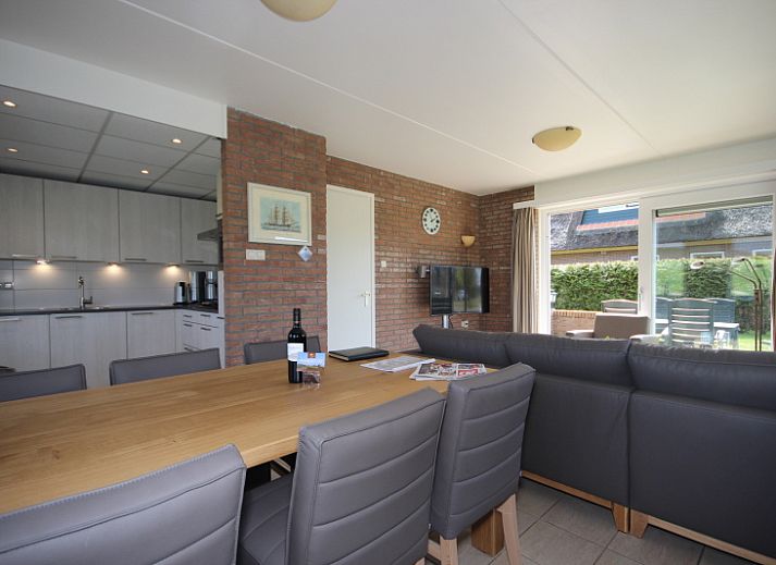 Bungalow De Witte Hoek 6 Pers. in De Cocksdorp, Texel met charmant rieten dak en zonnig terras.