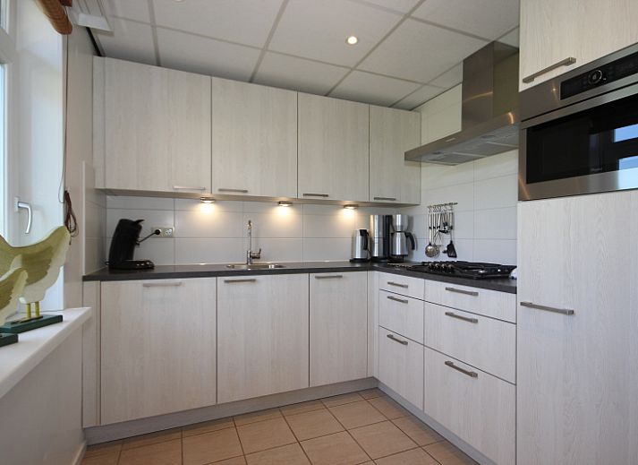 Bungalow De Witte Hoek 6 Pers. in De Cocksdorp, Texel met charmant rieten dak en zonnig terras.