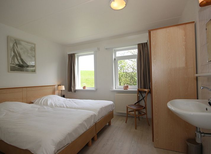 Bungalow De Witte Hoek 6 Pers. in De Cocksdorp, Texel met charmant rieten dak en zonnig terras.