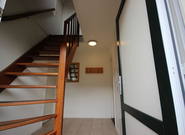 Gezellige woonkamer in Bungalow De Witte Hoek 6 Pers., De Cocksdorp, Texel met comfortabel interieur en tuinzicht.