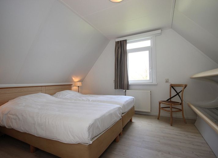 Gezellige woonkamer in Bungalow De Witte Hoek 6 Pers., De Cocksdorp, Texel met comfortabel interieur en tuinzicht.