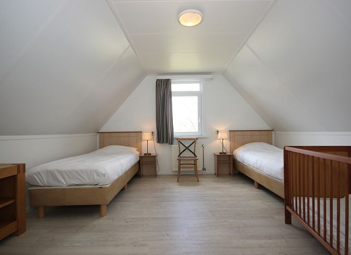 Gezellige woonkamer in Bungalow De Witte Hoek 6 Pers., De Cocksdorp, Texel met comfortabel interieur en tuinzicht.