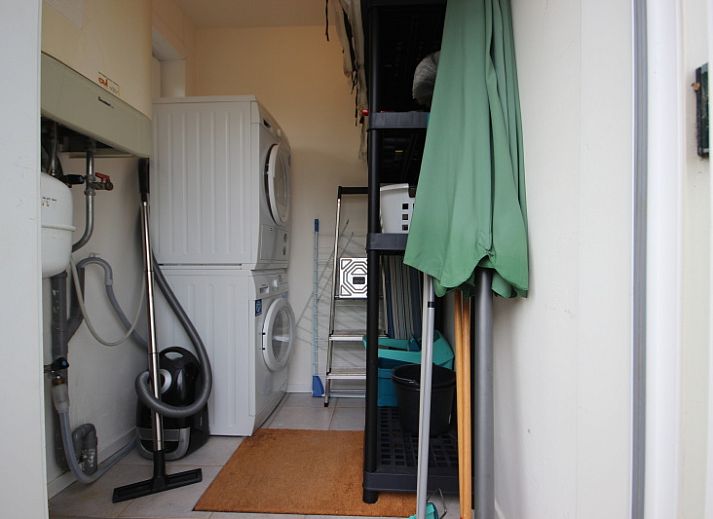 Gezellige woonkamer in Bungalow De Witte Hoek 6 Pers., De Cocksdorp, Texel met comfortabel interieur en tuinzicht.