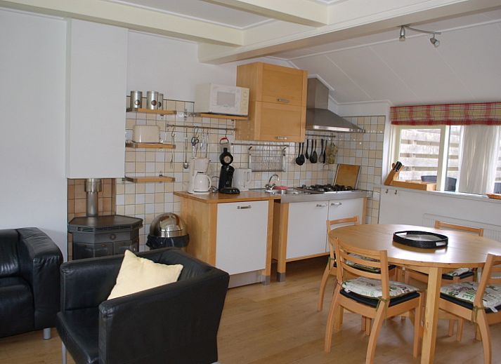 Vacation home Kikkertstraat 067 in De Cocksdorp, Texel with green garden and traditional facade.