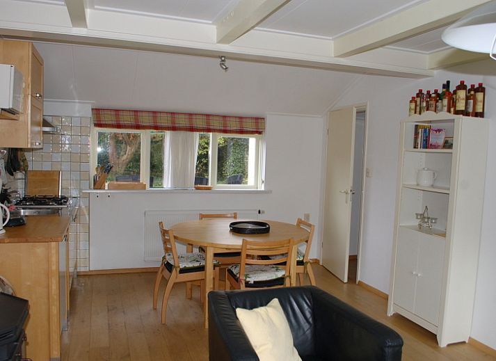 Vacation home Kikkertstraat 067 in De Cocksdorp, Texel with green garden and traditional facade.