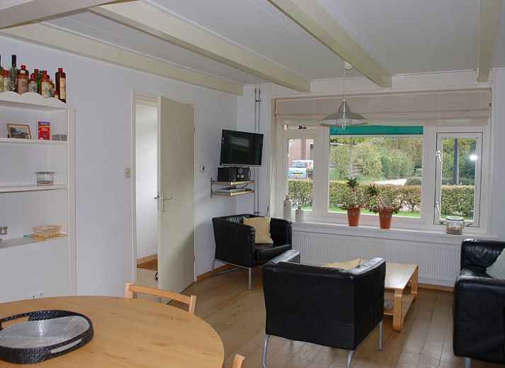 Vacation home Kikkertstraat 067 in De Cocksdorp, Texel with green garden and traditional facade.