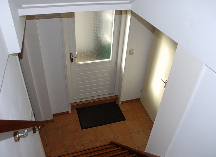 Vacation home Kikkertstraat 067 in De Cocksdorp, Texel with green garden and traditional facade.