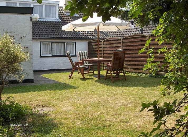 Cozy kitchen in Kikkertstraat 067, De Cocksdorp, Texel, complete with modern appliances.